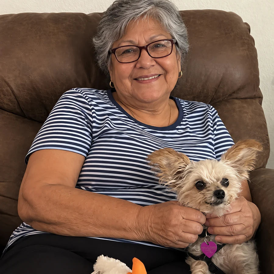 Señora con su perrita en el sillón