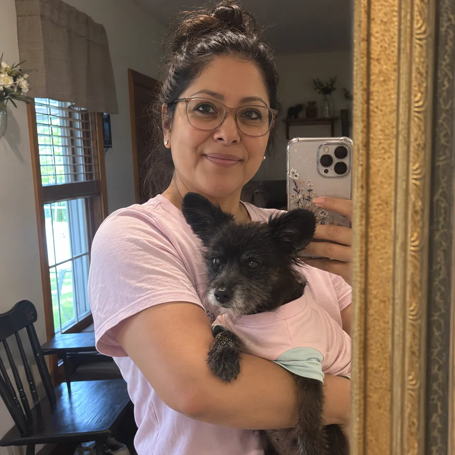 Dueña con su chihuahua frente al espejo